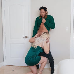 Cherie Deville en 'Brazzers' Milf machacada de alegría navideña (Miniatura 2)
