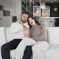 Amirah Adara en 'Brazzers' Engañando a un compañero de cuarto con culo aceitoso (Miniatura 2)