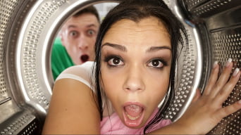 Bridgette B en 'Sticky Situations! The Best Of Getting Stuck'