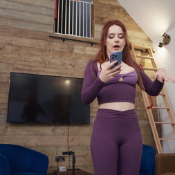 Norah Juliette en 'Brazzers' Yoga caliente, ducha fría (Miniatura 4)