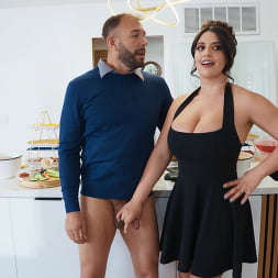 Sarah Arabic en 'Brazzers' Ganando la camisa (Miniatura 4)