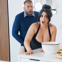 Sarah Arabic en 'Brazzers' Ganando la camisa (Miniatura 8)