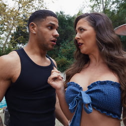 Cherie Deville en 'Brazzers' Invadiendo su jardín (Miniatura 8)