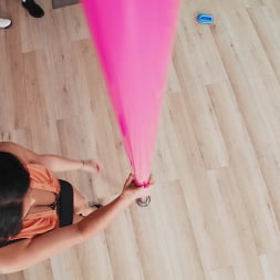 Anissa Kate en 'Brazzers' Milf cougar follando a hermanos de fraternidad (Miniatura 12)