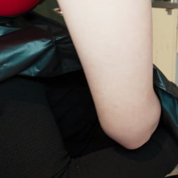 Abigaiil Morris in Barber Shop Boning (Photo 4) Abigaiil Morris in 'Brazzers' Barber Shop Boning (Thumbnail 4)