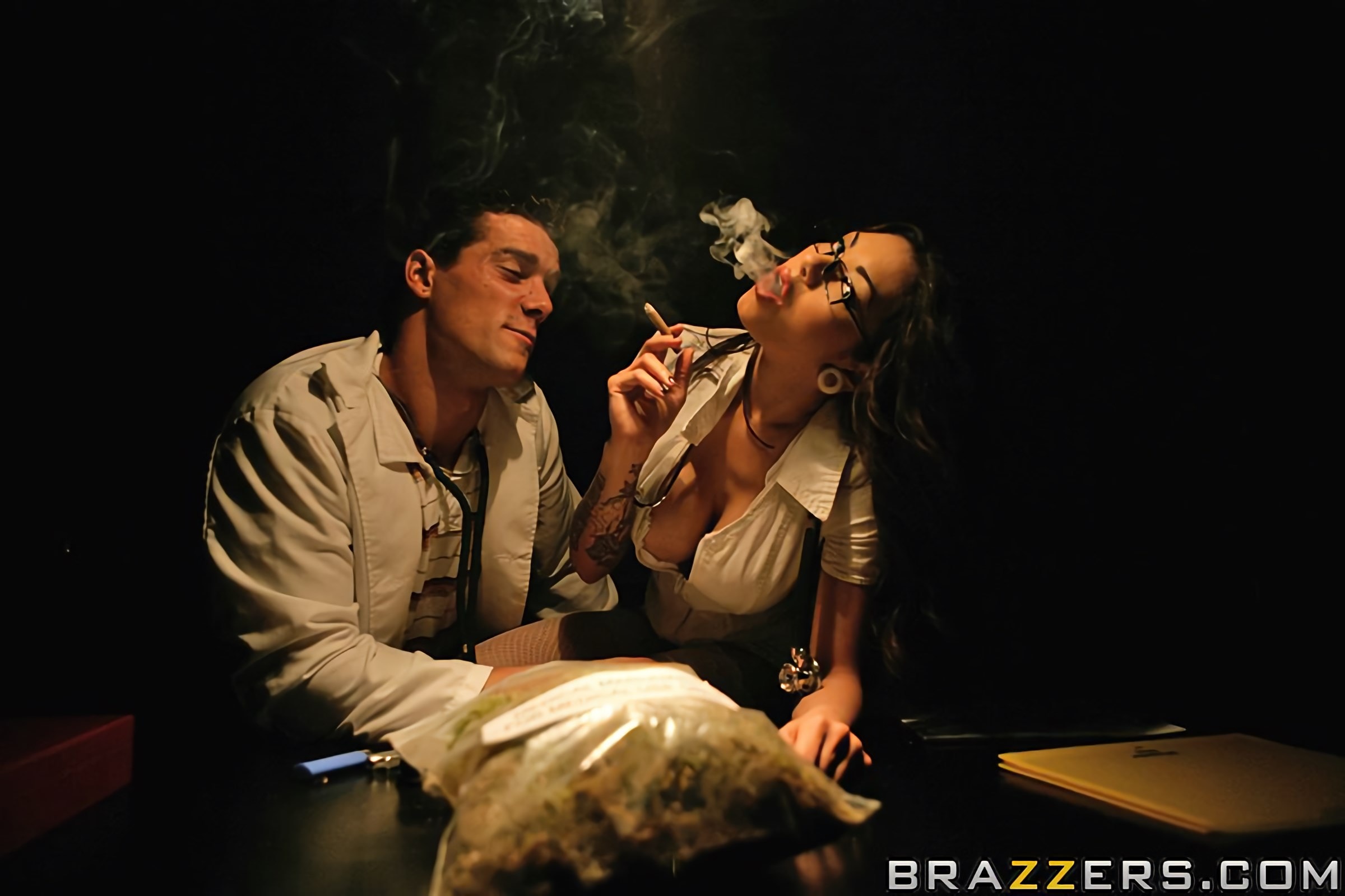 Brazzers 'मारिजुआना पागलपन!!!' अभिनीत Adrenalynn (फोटो 5)