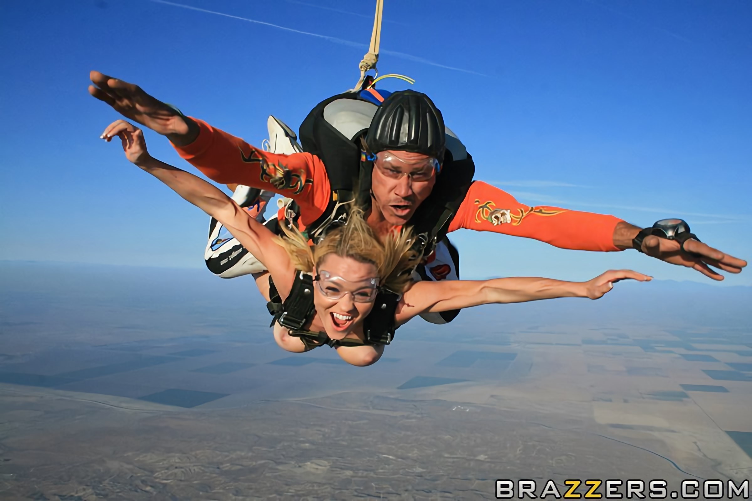 Brazzers 'Dos coños y un paracaídas' protagonizando Kagney Linn Karter (foto 9)