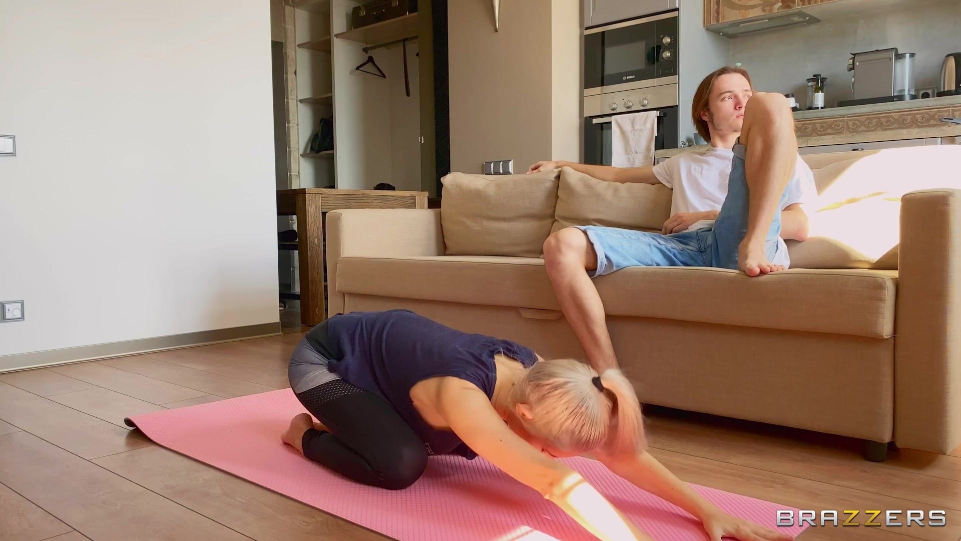 Brazzers 'Downblouse yoga con eva' protagonizando Eva Elfie (foto 2)