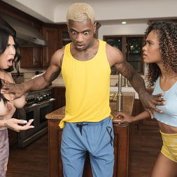 Scarlit Scandal en 'Brazzers' Maldita sea, maldición... ¡tiburón! (Miniatura 1)