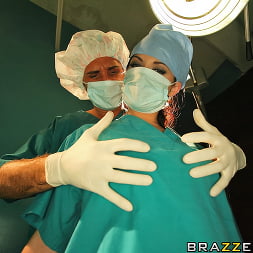Andy San Dimas en 'Brazzers' Sexy doctor se aprovecha de enfermera masculina (Miniatura 5)