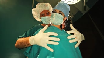 Andy San Dimas में 'सेक्सी डॉक्टर पुरुष नर्स का लाभ लेता है'